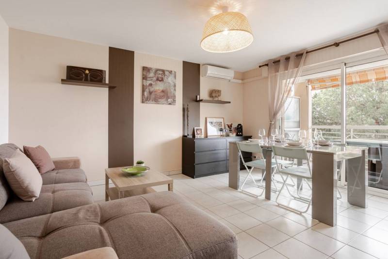 Remise de clés externalisée rue d'Antibes à Cannes — état des lieux d'entrée professionnel et accueil voyageurs Airbnb 24h/24 assurés par Short Time Conciergerie dans les Alpes-Maritimes (06)