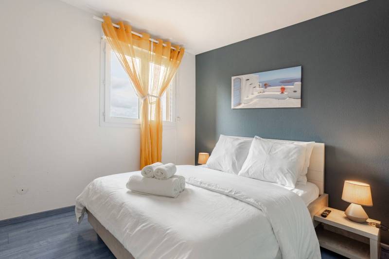 Chambre avec literie haut de gamme à La Californie (Cannes) — produits d'accueil premium sélectionnés par Short Time Conciergerie pour fidéliser une clientèle internationale et décrocher des avis 5 étoiles