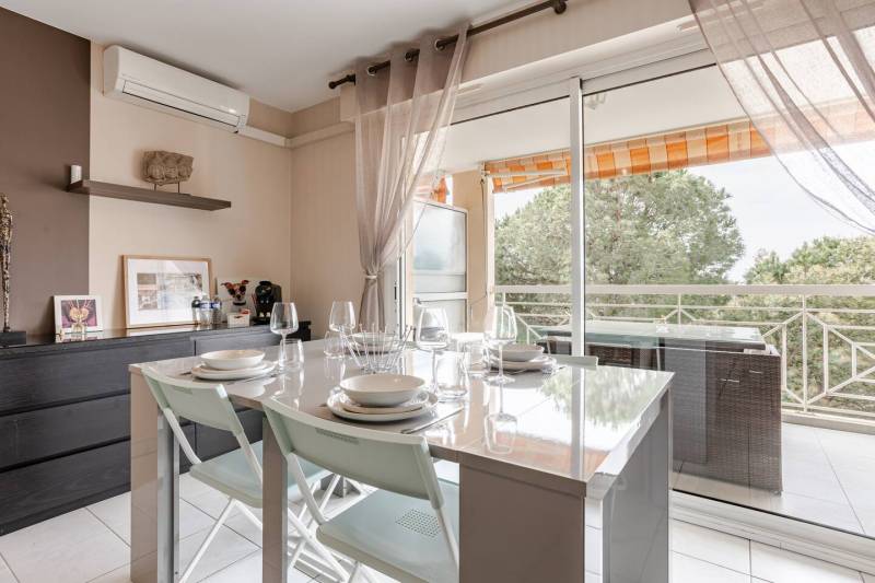 Appartement en location courte durée rue d'Antibes (Cannes) — gestion complète Airbnb et Booking avec yield management et accueil voyageurs 24h/24 par Short Time Conciergerie Côte d'Azur