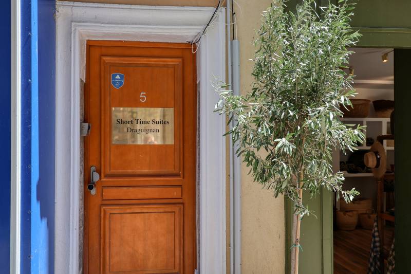 Entrée sécurisée d'un appartement à Saint-Aygulf (Fréjus) — caution automatisée et surveillance hivernale gérées par Short Time Conciergerie pour protéger votre patrimoine locatif dans le Var (83)