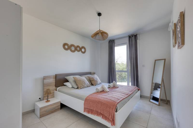 Chambre lumineuse avec literie haut de gamme et décoration bohème – Location Airbnb à Cannes, Côte d'Azur
