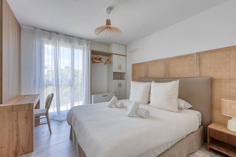 Chambre lumineuse au style scandinave avec grand lit double – Location courte durée haut de gamme à Cannes, Alpes-Maritimes