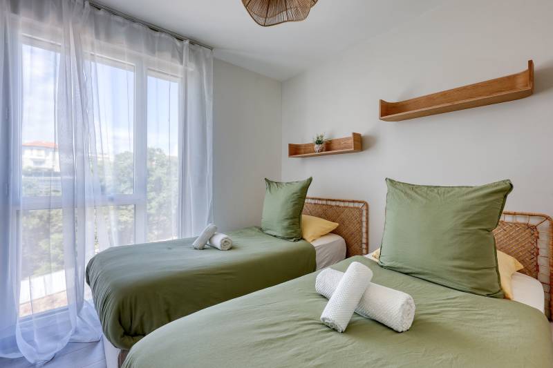 Chambre avec deux lits simples et linge de maison soigné – Appartement en location courte durée à Cannes, Alpes-Maritimes