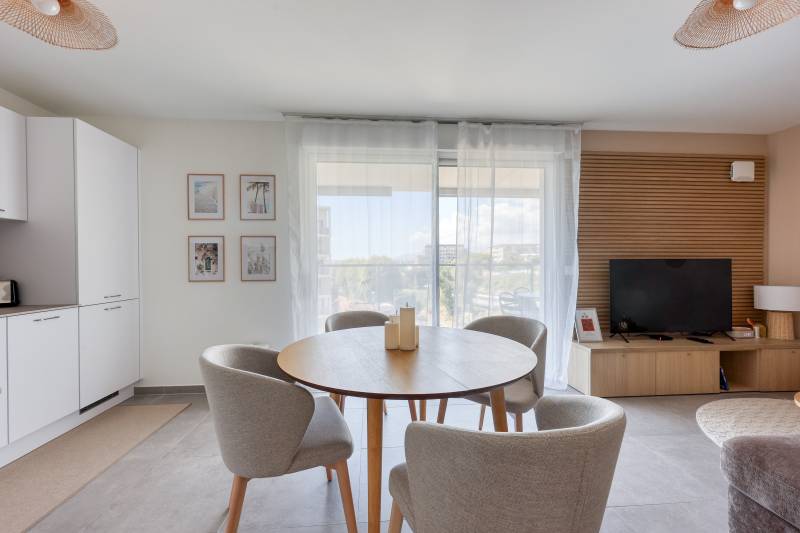 Profitez d'un séjour spacieux et moderne avec coin repas pour un séjour confortable en location Airbnb à Cannes