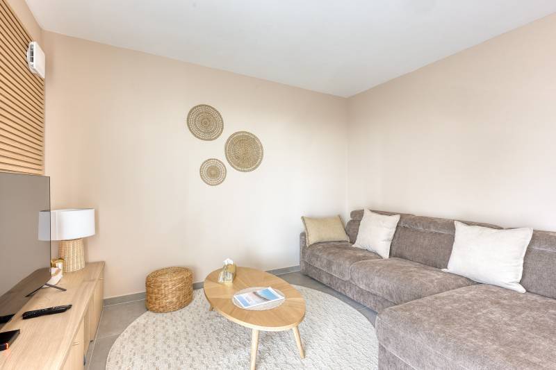 Salon cosy avec canapé et décoration tendance – Appartement en location courte durée à Cannes, Côte d'Azur