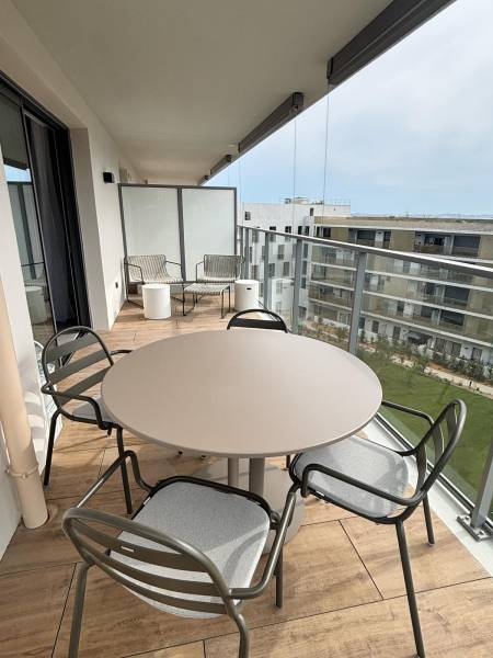 Terrasse ensoleillée avec salon de jardin – Appartement en location courte durée à Fréjus