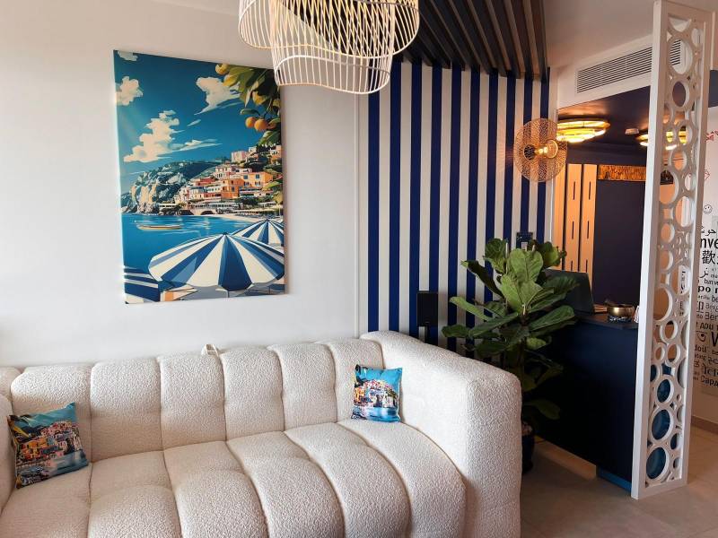 Salon haut de gamme à Port-Fréjus — commission conciergerie Airbnb entre 20% et 30% pour une gestion complète avec accueil physique des voyageurs dans le Var (83)