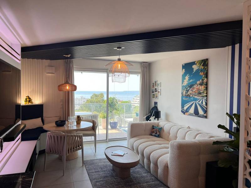Salon lumineux avec vue mer et terrasse – Résidence secondaire en location saisonnière à Fréjus