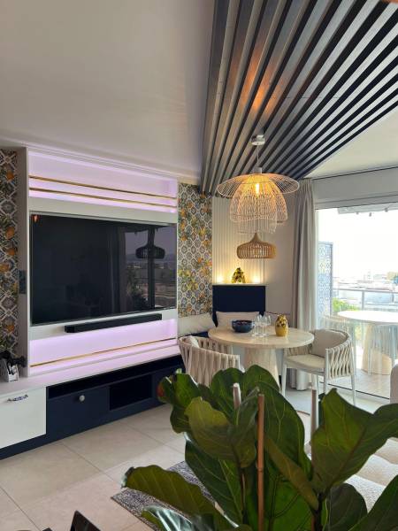 Salon design avec TV et décoration haut de gamme – Appartement en location courte durée à Fréjus