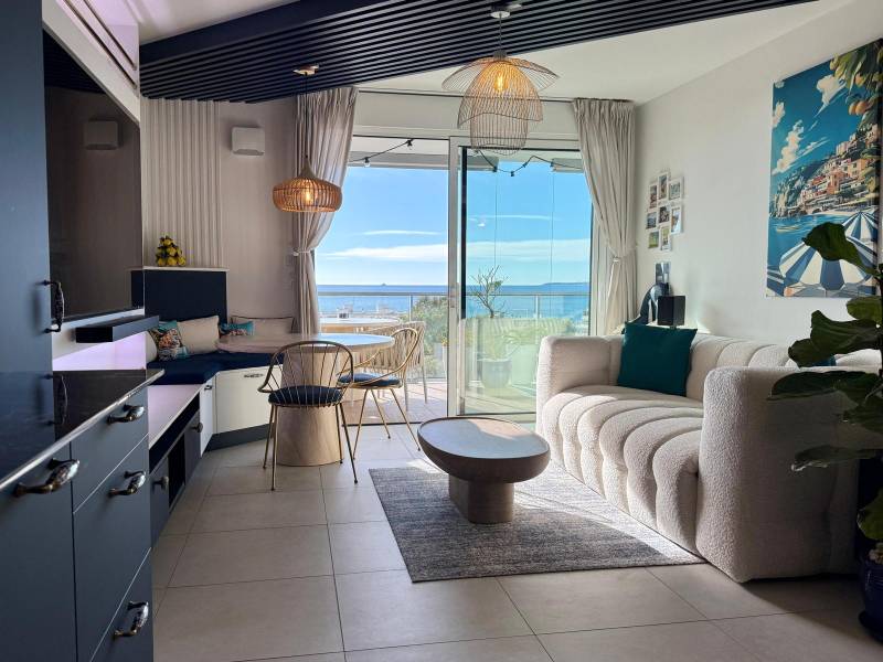 Salon lumineux avec vue mer panoramique – Appartement de prestige en location saisonnière à Cannes
