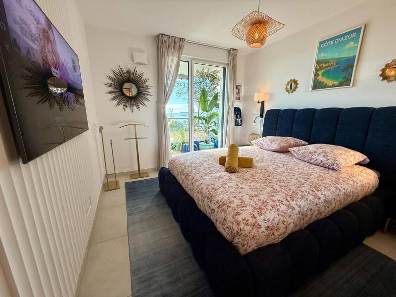 Chambre double confortable avec literie haut de gamme – Appartement en location saisonnière à Cannes