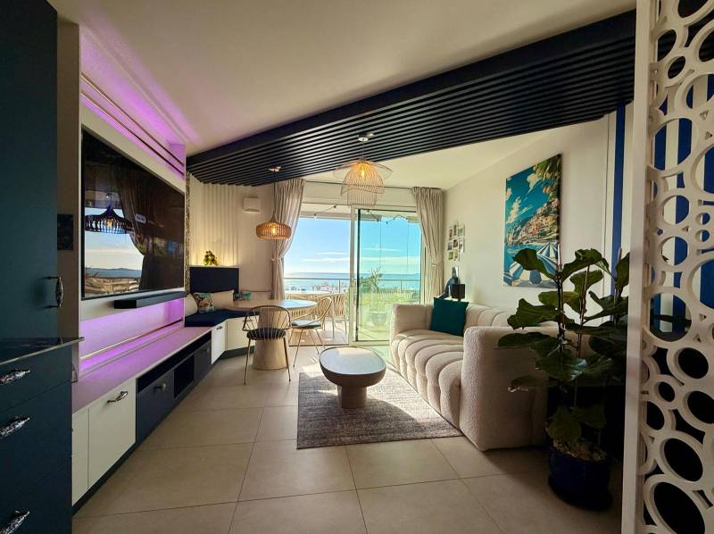 Salon design avec vue mer au Suquet (Cannes) — automatisation des factures et comptabilité LMNP simplifiée pour votre location courte durée, gérée par Short Time Conciergerie