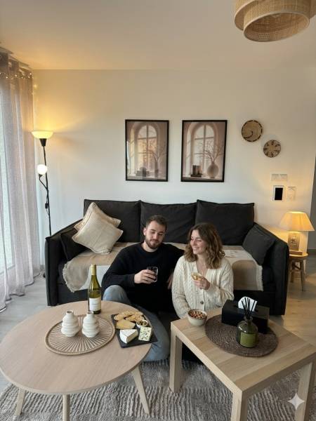 Appartement à Boulouris (Saint-Raphaël) — gestion locative complète et entretien Airbnb assurés par Short Time Conciergerie : accueil voyageurs, ménage professionnel et intendance hors saison dans le Var (83)
