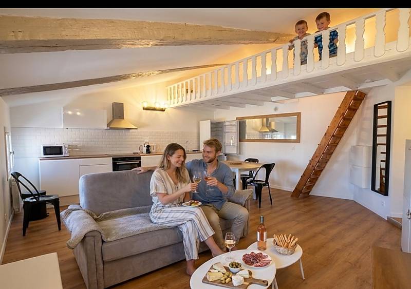 Intérieur soigné au Suquet (Cannes) — check-in digital 24h/24, ménage haut de gamme et maintenance préventive assurés par Short Time Conciergerie pour votre location courte durée sur la Côte d'Azur