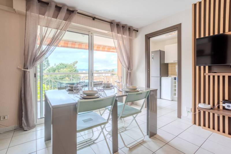 Appartement en location courte durée au Suquet (Cannes) — check-in autonome, linge hôtelier et suivi locatif personnalisé par Short Time Conciergerie dans le quartier historique de Cannes