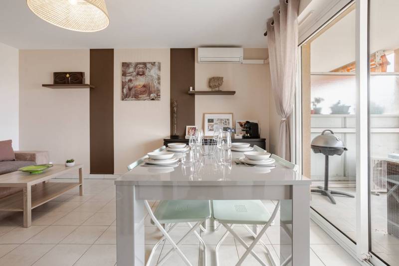 Salon haut de gamme à Palm Beach (Cannes) — conciergerie courte durée avec remise des clés, ménage professionnel et linge de qualité assurés par Short Time Conciergerie sur la Côte d'Azur