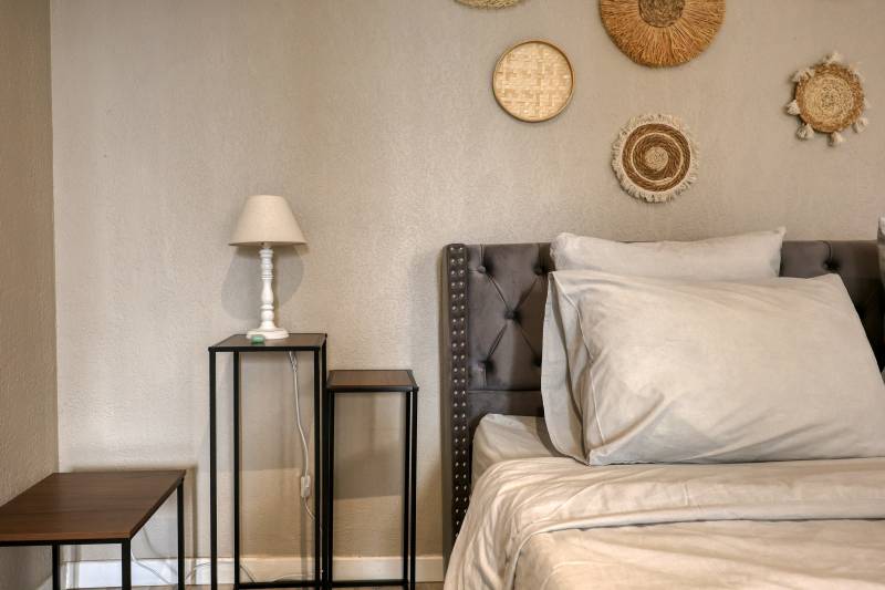 Chambre bohème chic à Port-Fréjus — sous-location légale et sécurisée par contrat de gestion locative avec Short Time Conciergerie Airbnb dans le Var (83)