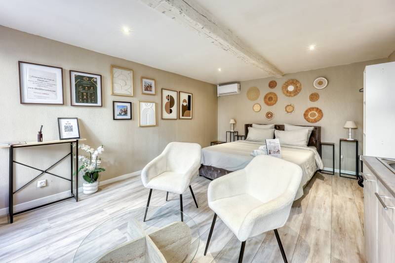 Logement saisonnier conforme à Fréjus — salon et séjour bien équipés pour une location courte durée sécurisée et rentable dans le Var (83)