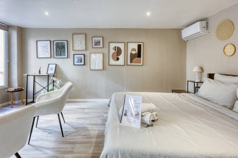 Chambre premium en location saisonnière à Fréjus — tarification dynamique Airbnb gérée par Short Time Conciergerie pour maximiser vos revenus dans le Var (83)